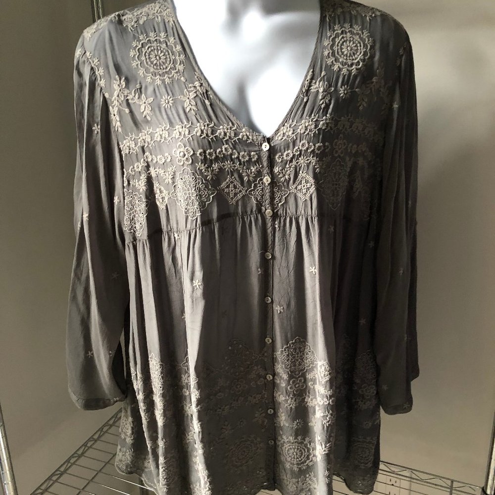 JOHNNY WAS 2x gray cream embroidered tunic